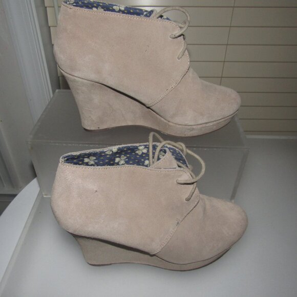 Lucky Brand “Seleste” Suede Lace-Up Wedge Booties 8 M – Soft Taupe Desert-Chukka - Picture 6 of 7